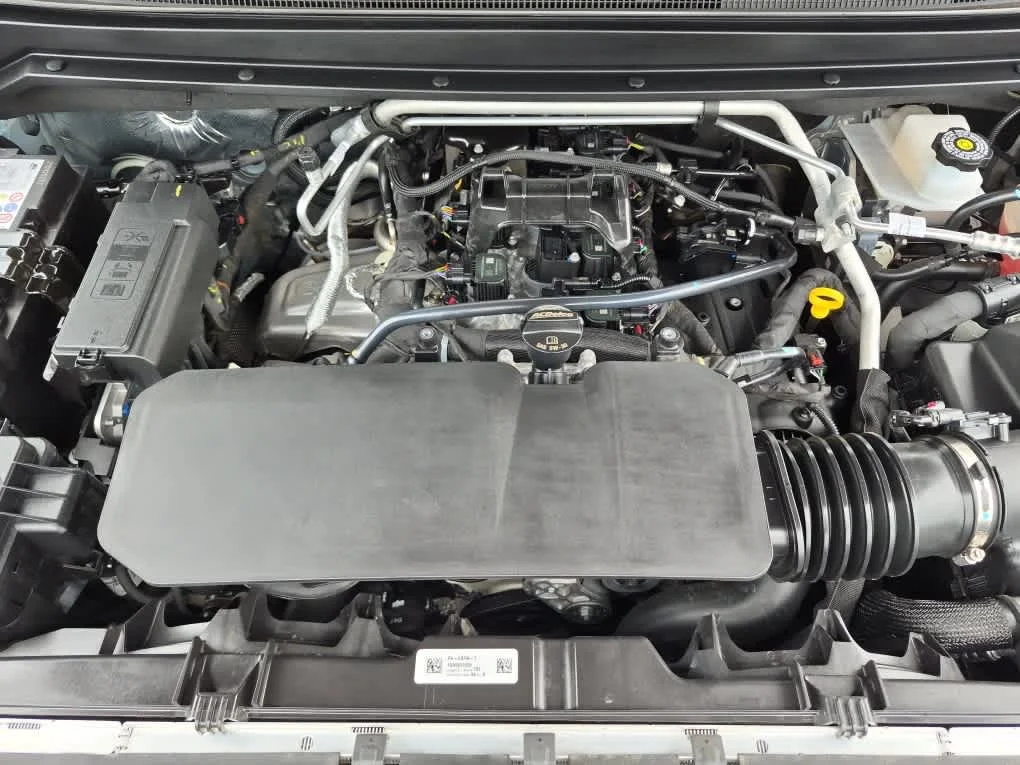 Used 2026 Snowdrift Metallic Chevrolet 4WD Z71 image 17