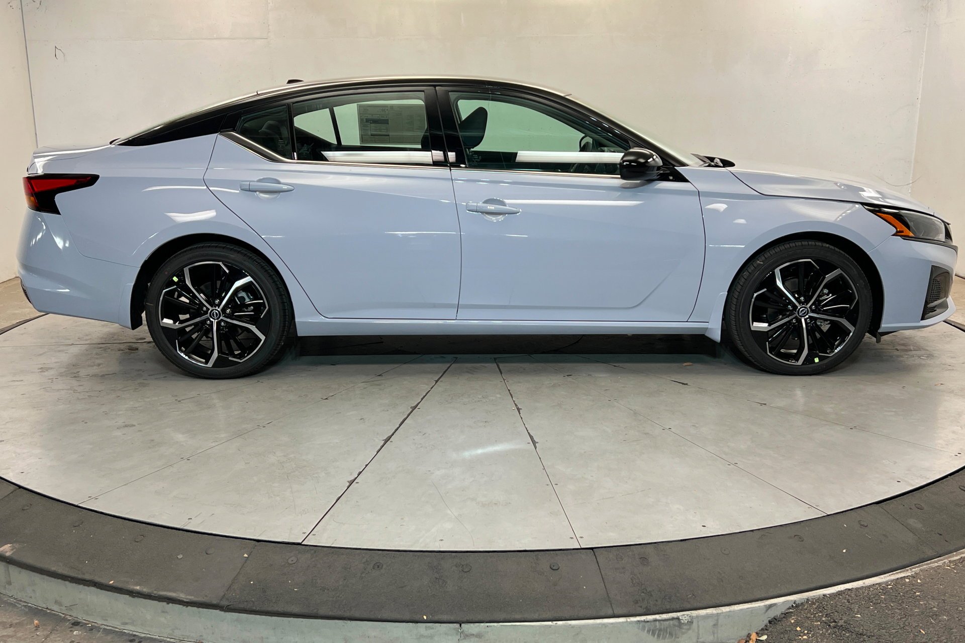 New 2026 Gray Sky Pearl / Super Black Two-tone Nissan SR image 7