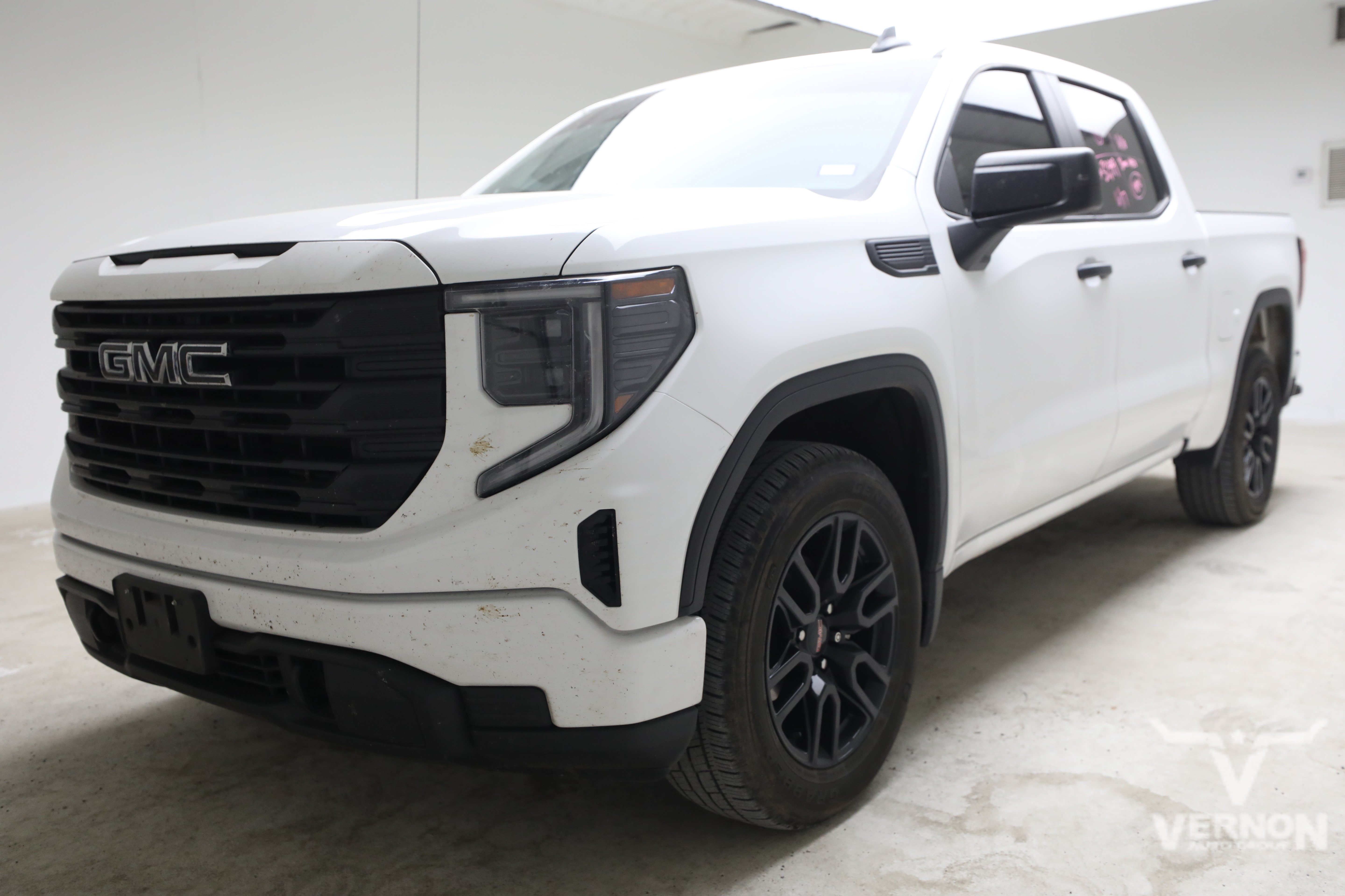 Used 2024 Summit White GMC Y image 1