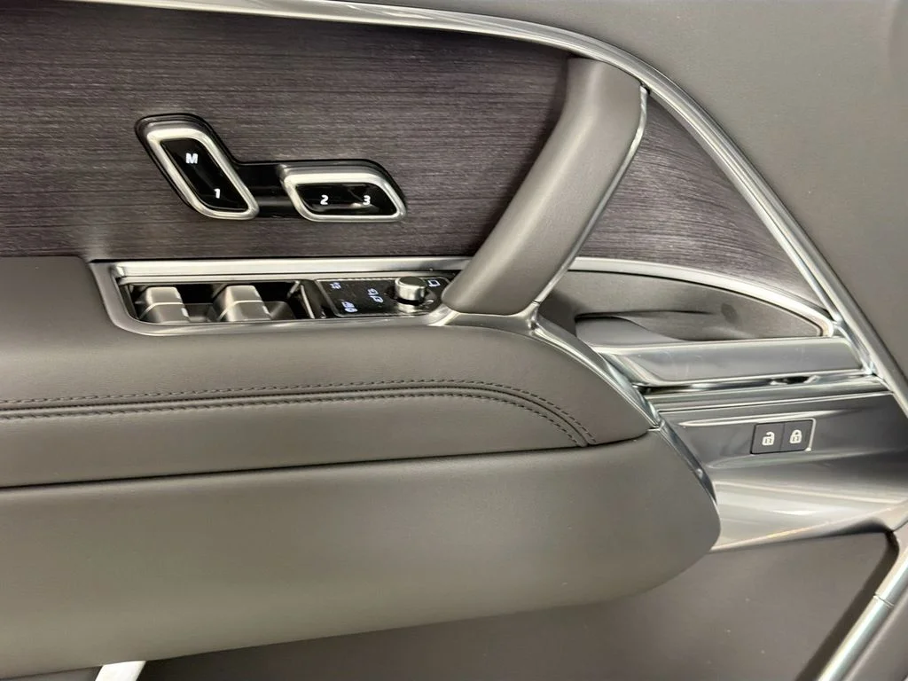 New 2026 Carpathian Gray Premium Metallic Land Rover SE image 18
