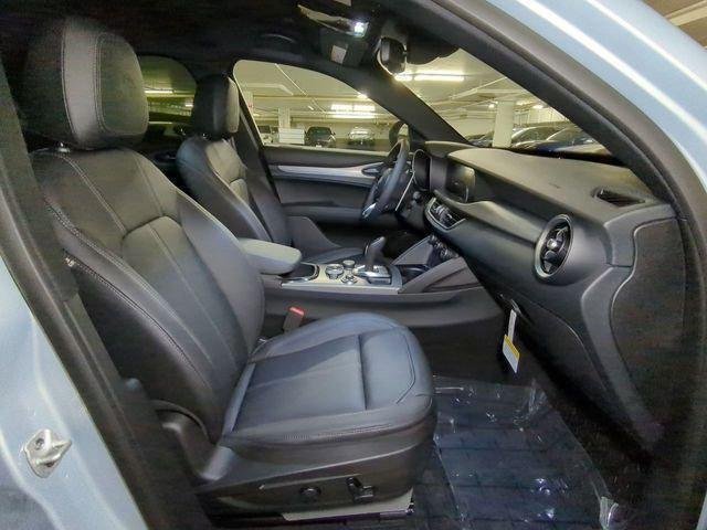 New 2025 Moonlight Gray Metallic Exterior Paint Alfa Romeo  image 27