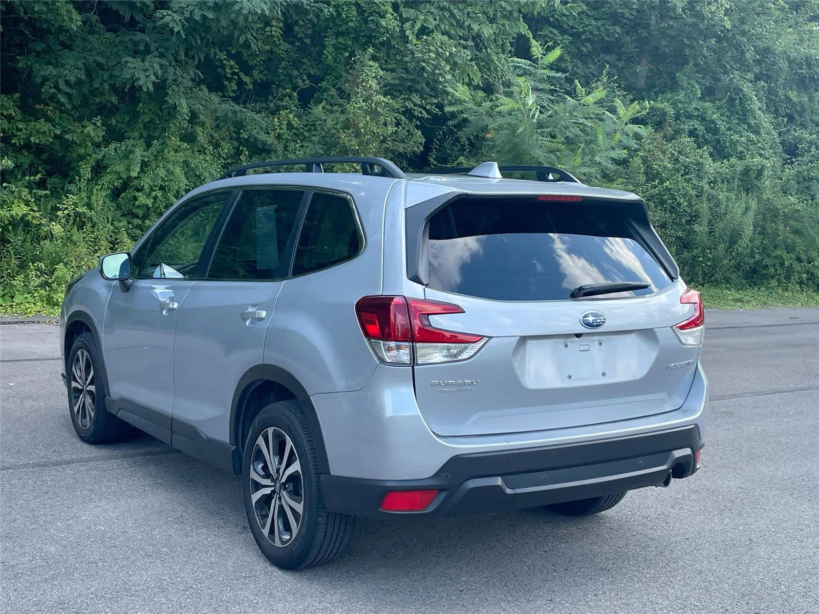 Used 2023 Ice Silver Metallic Subaru Limited image 3