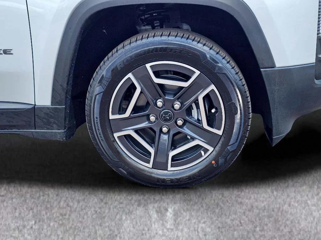 2026 Jeep Cherokee Laredo - Photo 6