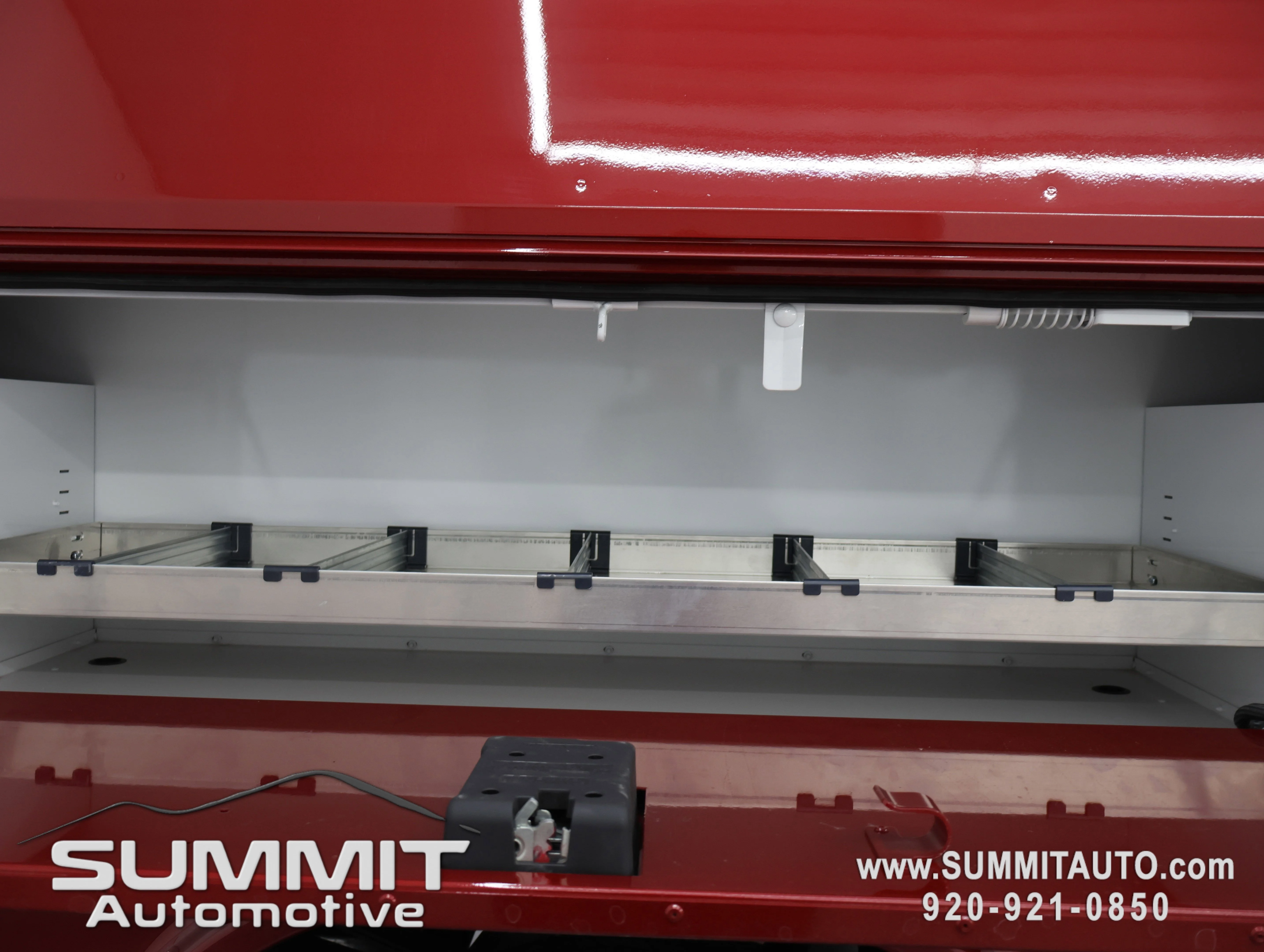 New 2026 Molten Red Pearl-Coat Exterior Paint RAM Tradesman image 25