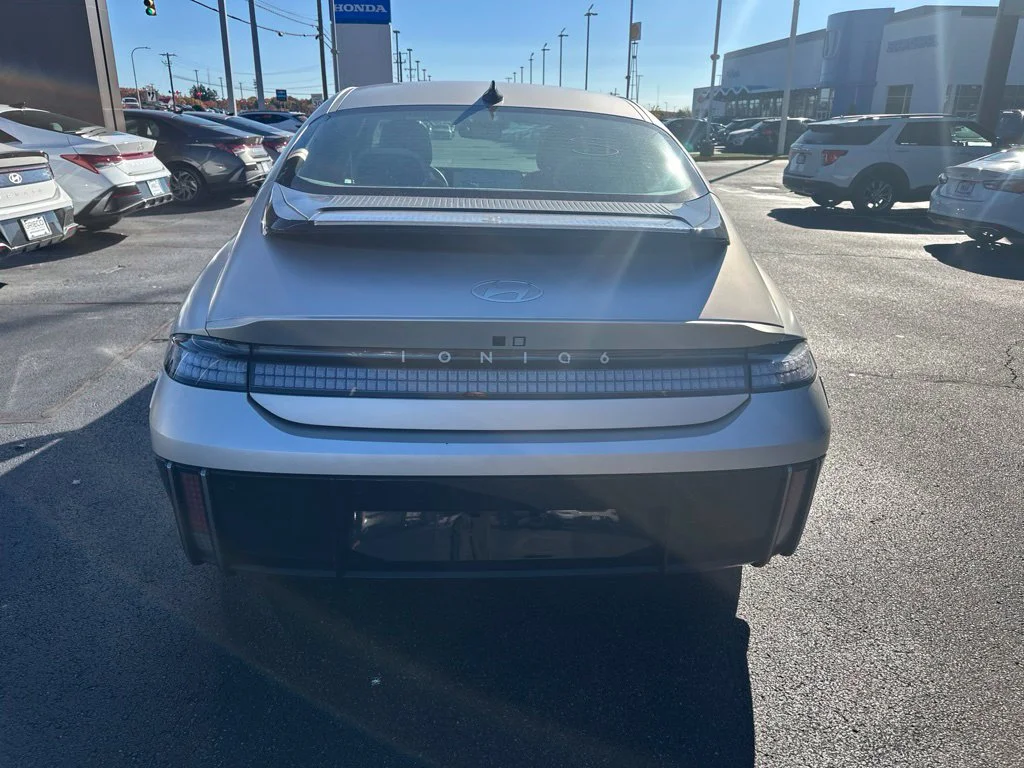 Used 2023 Gold Hyundai SEL image 5
