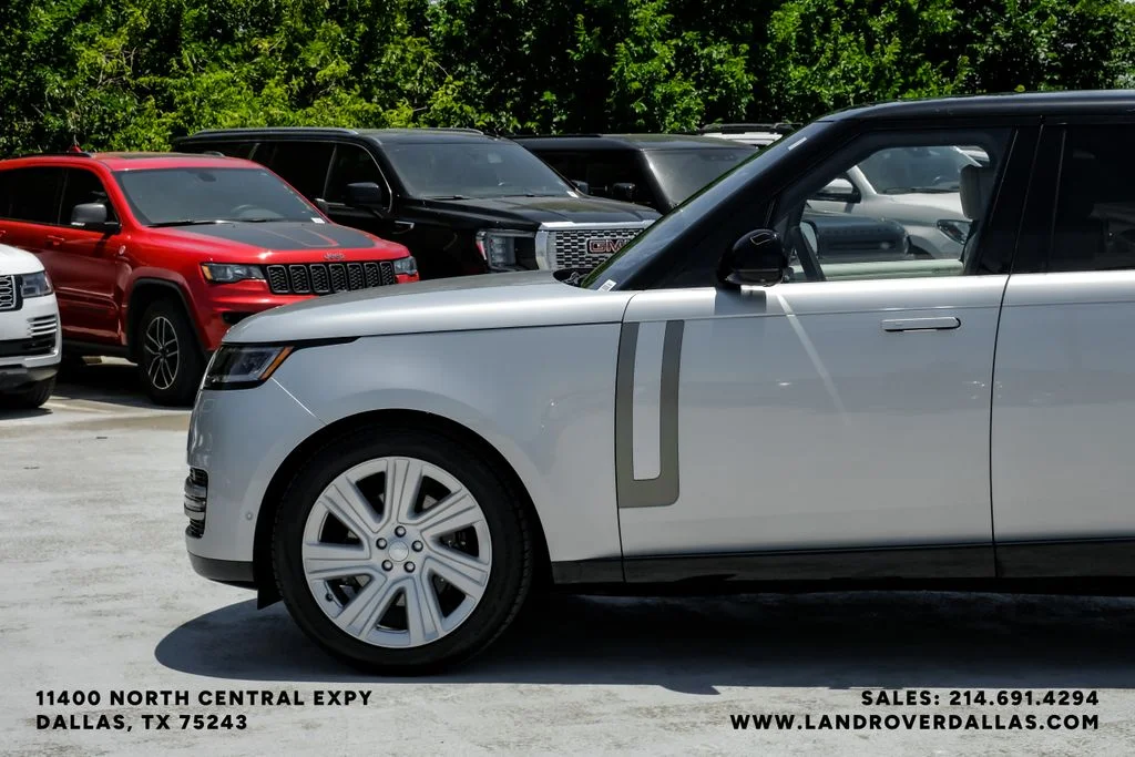 Used 2023 Hakuba Silver Metallic Land Rover SE image 10