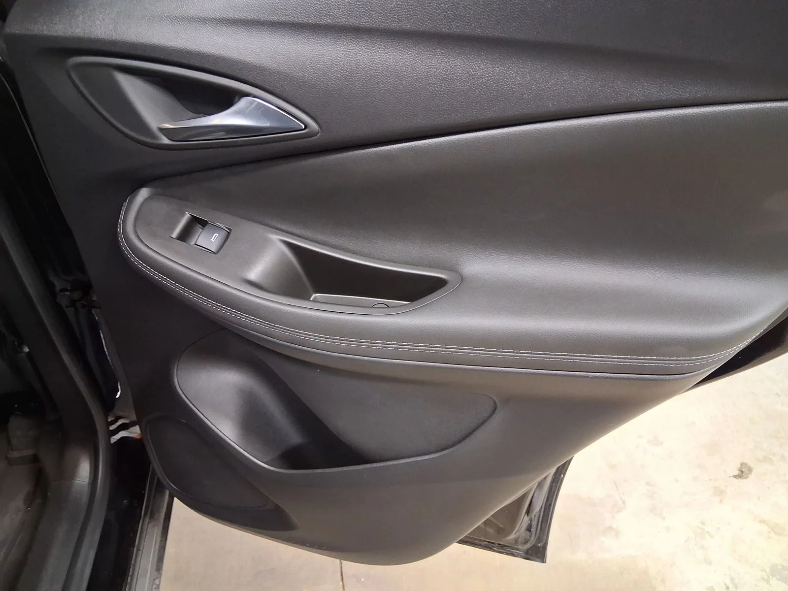Used 2023 Black Buick Essence image 22