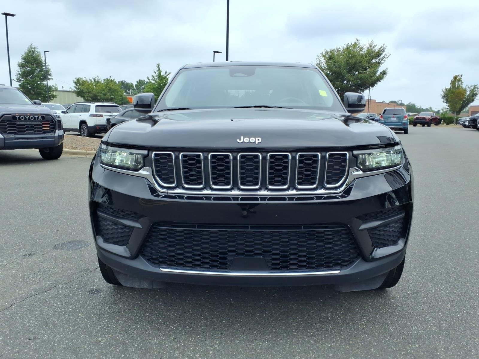 Used 2022 Diamond Black Crystal Pearlcoat Jeep Laredo image 13