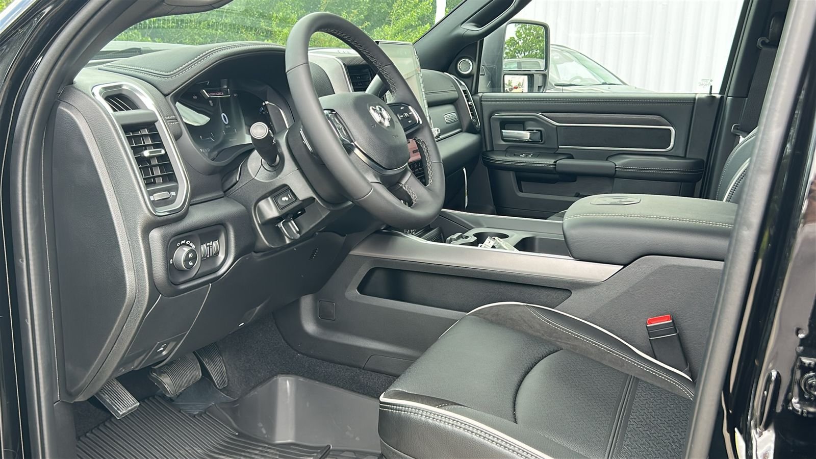 New 2026 Diamond Black Crystal Pearl-Coat Exterior Paint RAM Laramie image 11