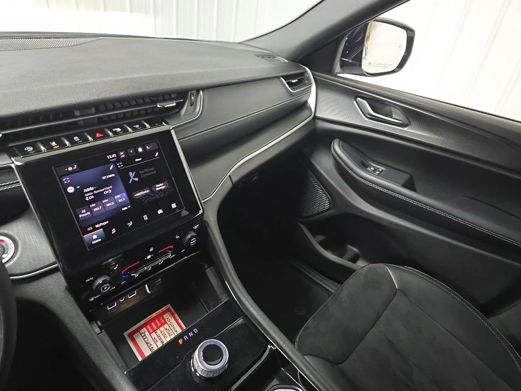 Used 2023 White Jeep Altitude image 25