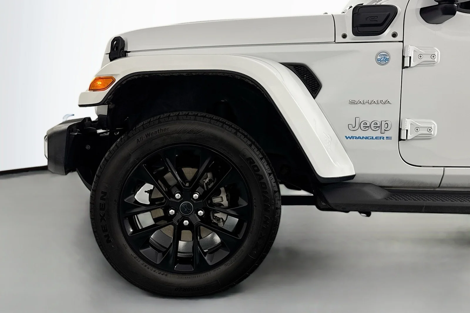 Used 2024 BRIGHT WHITE Jeep Sahara image 9