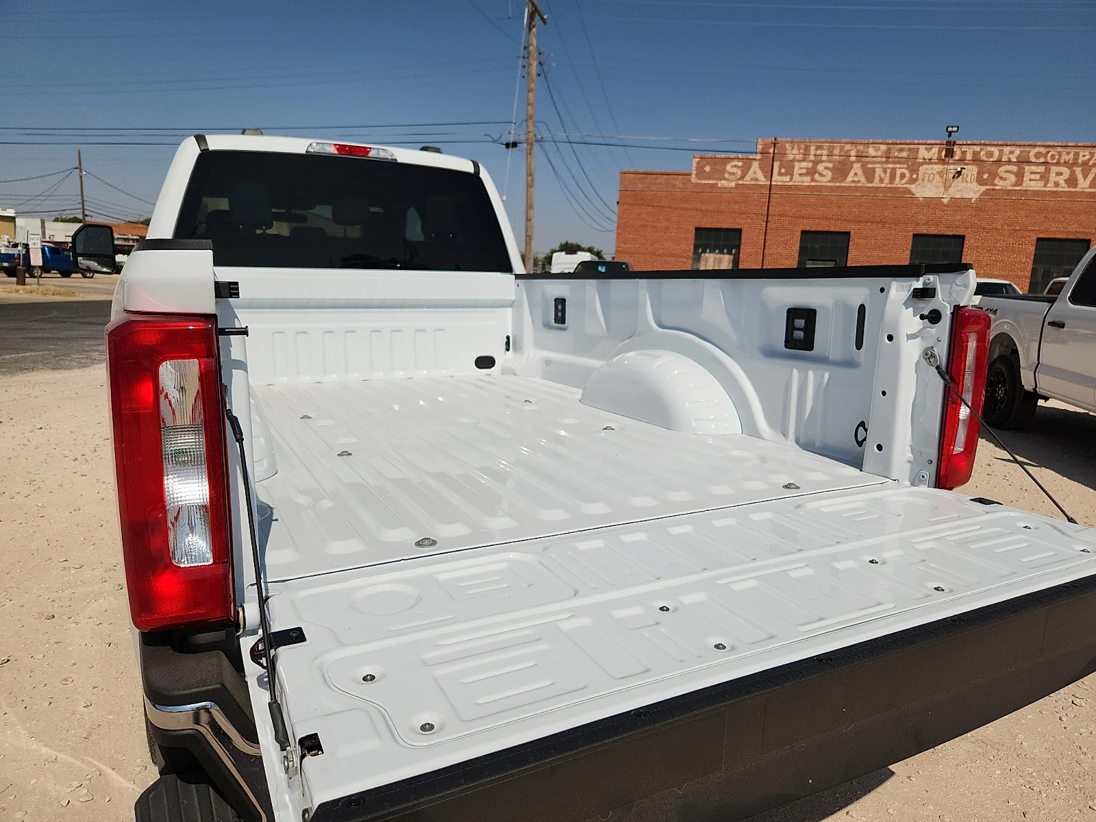 New 2027 Oxford White Ford XLT image 12