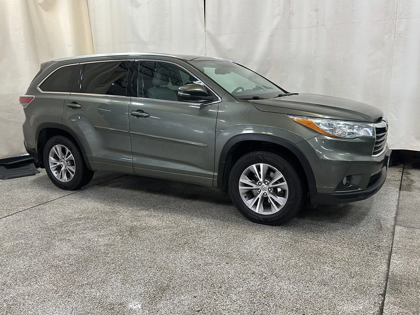 Used 2015 ALUMINA JADE METALLIC TOYOTA XLE image 7