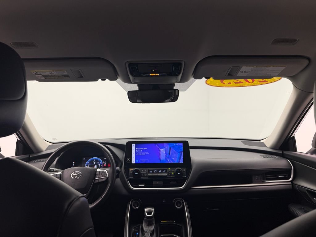 Used 2025  Toyota XLE image 36