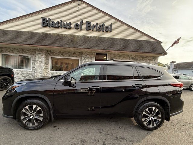 2021 Toyota Highlander XLE photo 3