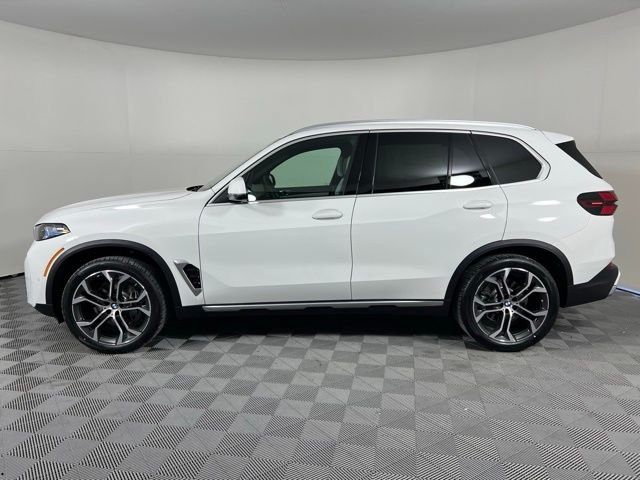 New 2026 White BMW sDrive40i image 4