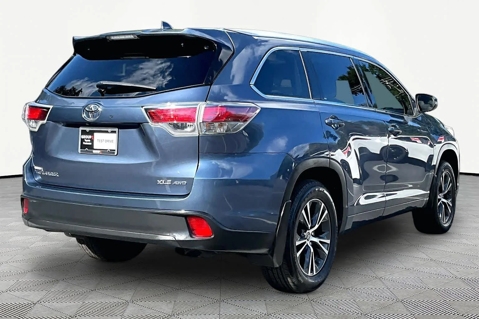 Used 2016 Shoreline Blue Pearl Toyota XLE image 13