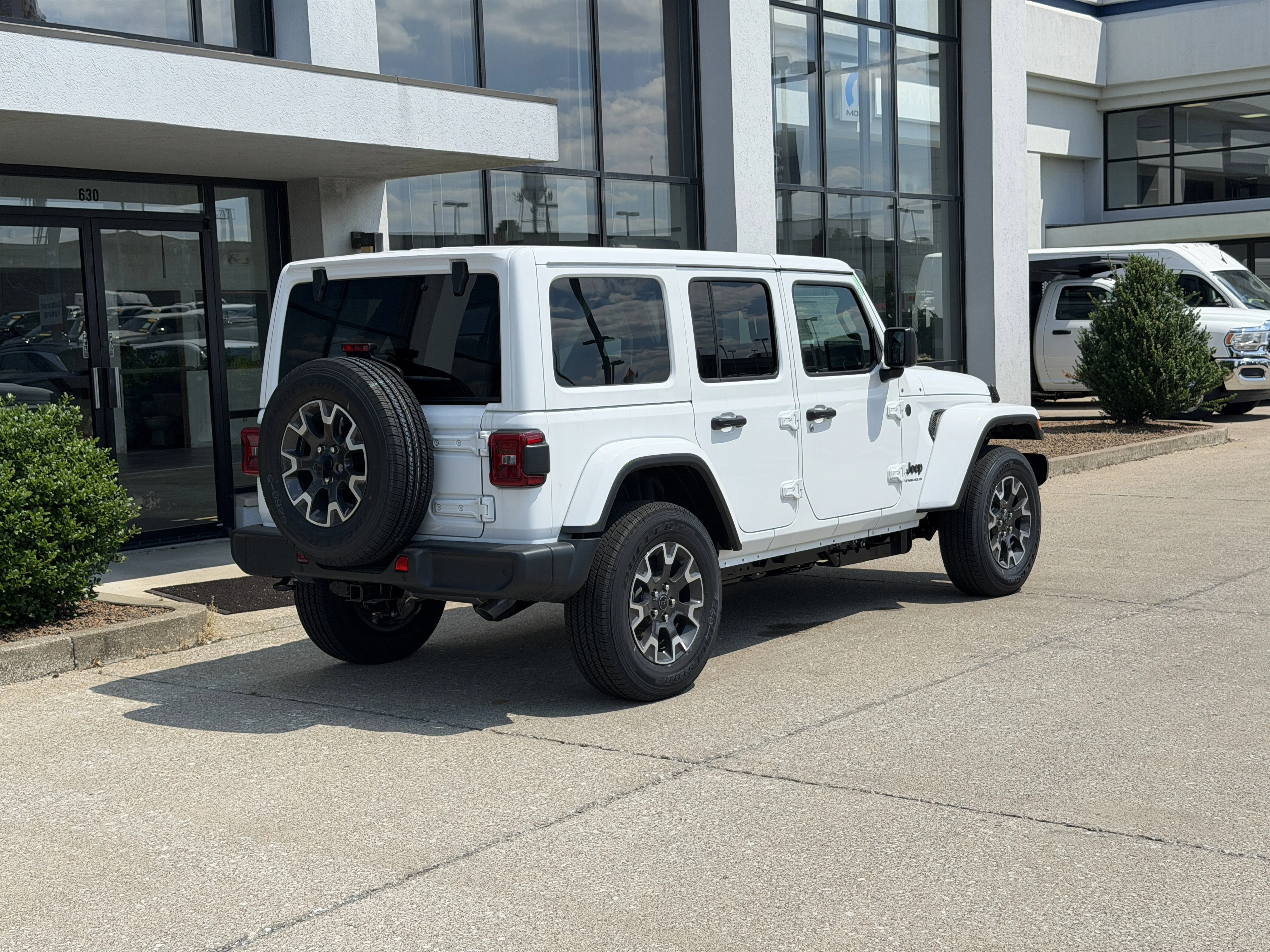 New 2026 Bright White Clear-Coat Exterior Paint Jeep Sahara image 4