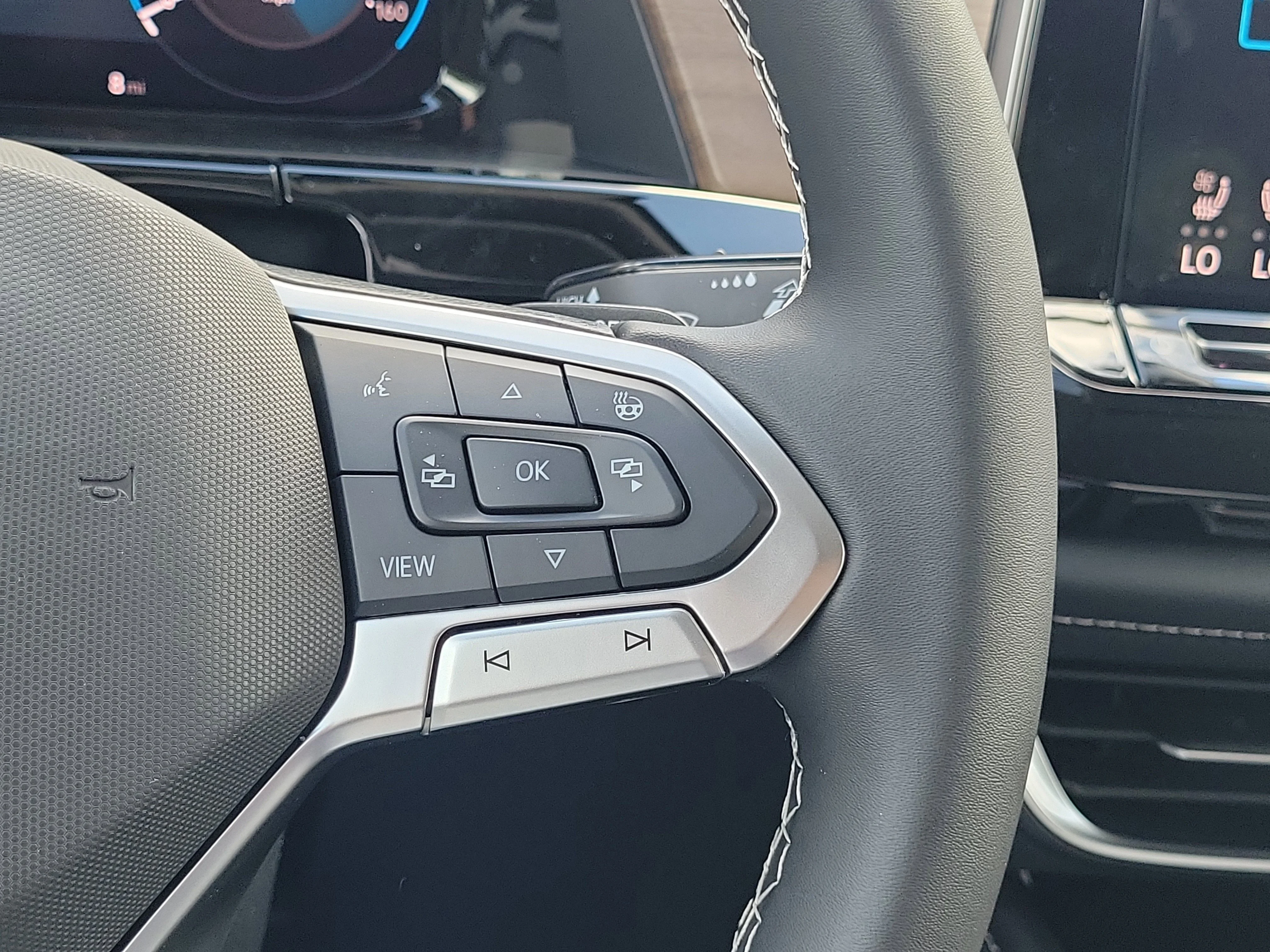 New 2026 White Volkswagen SE w/Technology image 22