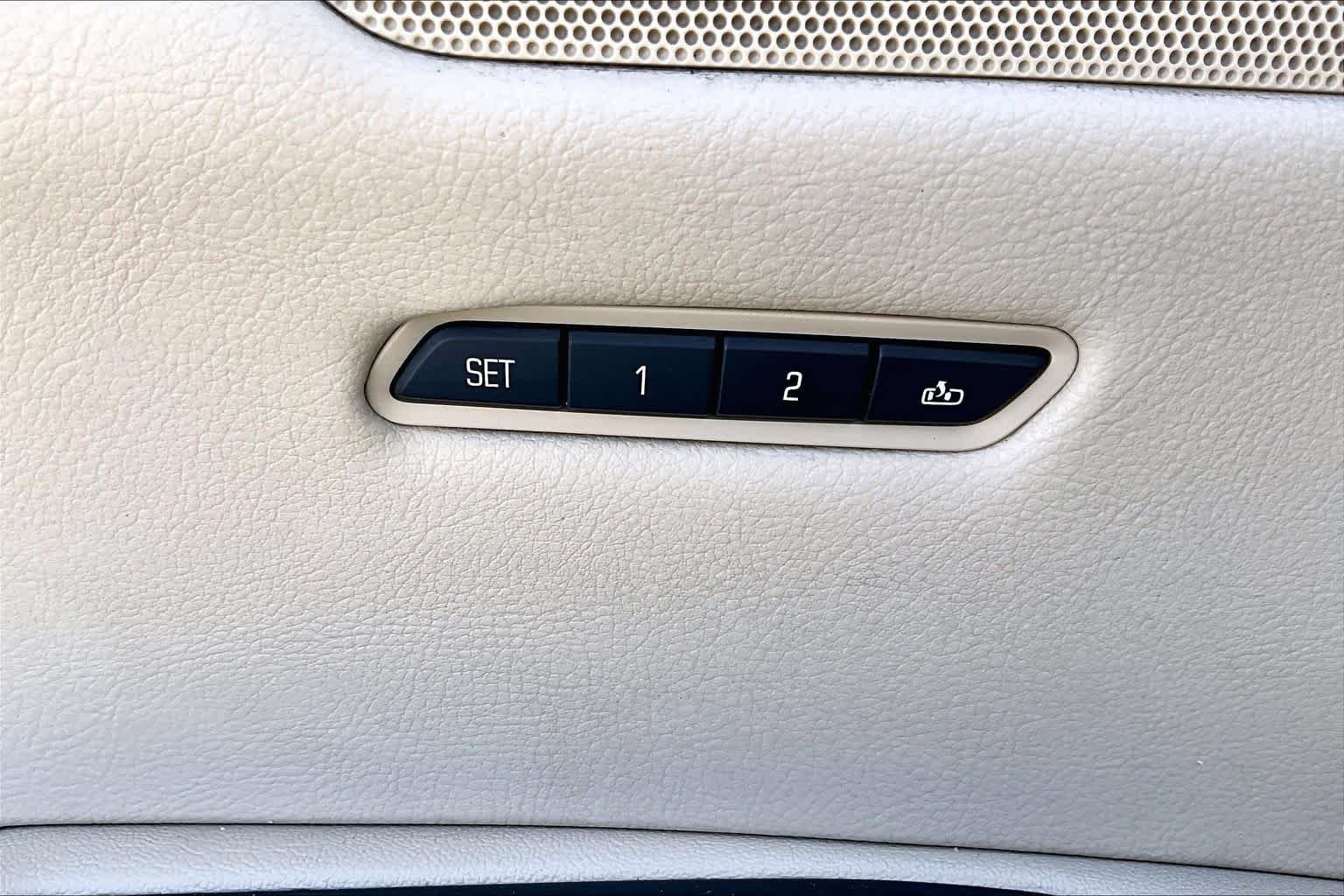 Used 2017 Crystal White Tricoat Cadillac Luxury FWD image 31