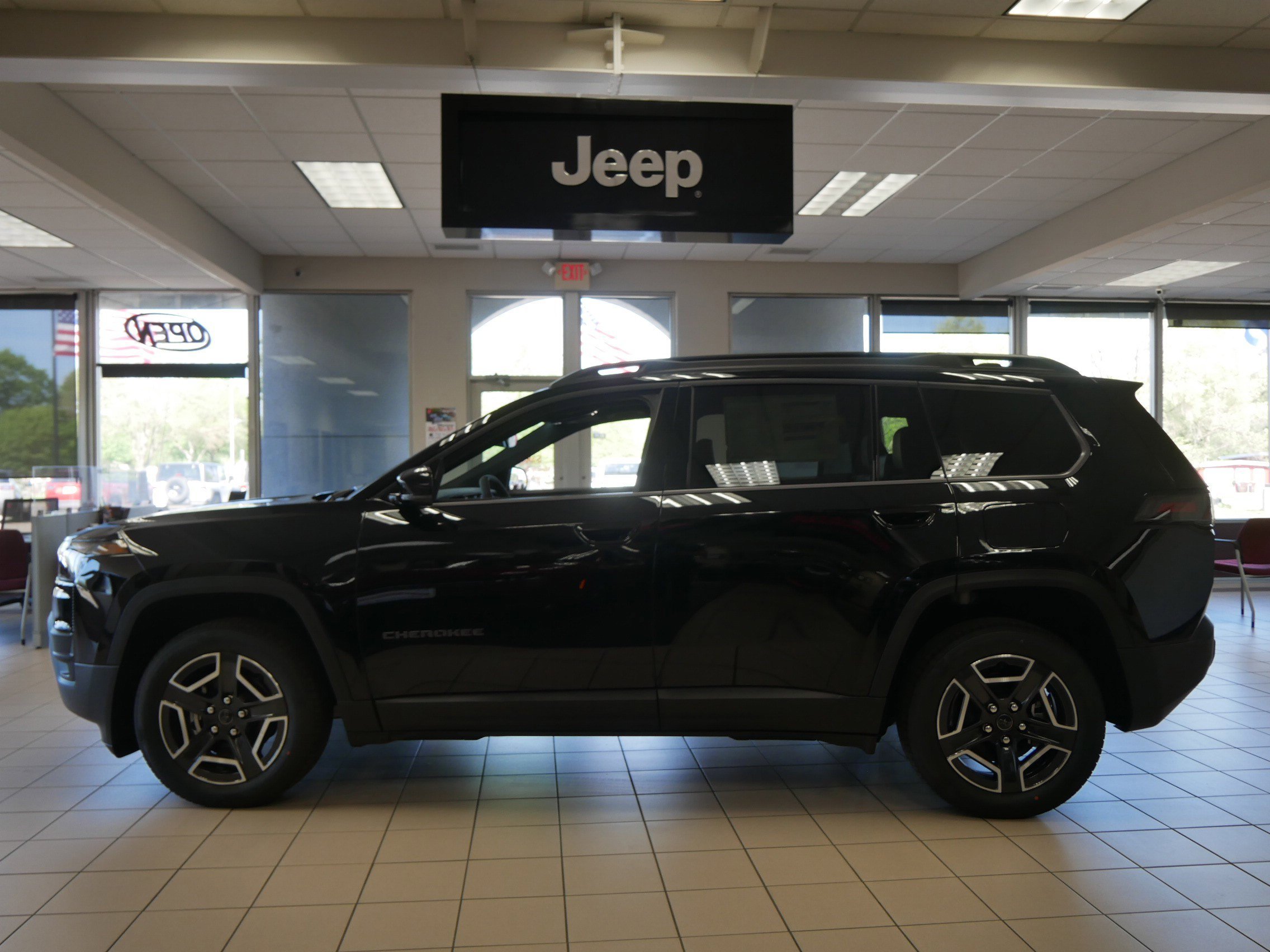 New 2026 Diamond Black Crystal Pearl-Coat Exterior Paint Jeep Limited image 2