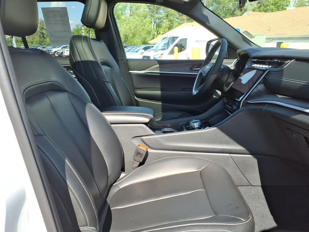 Used 2025 White Jeep Limited image 5
