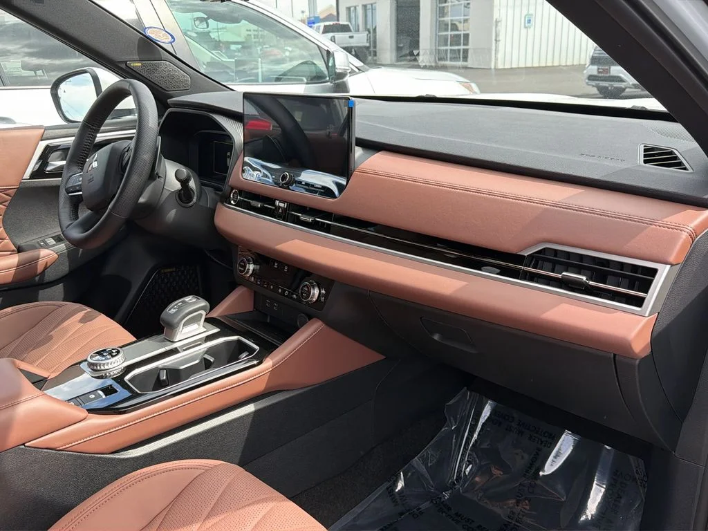 New 2026 White Diamond Mitsubishi SEL image 17