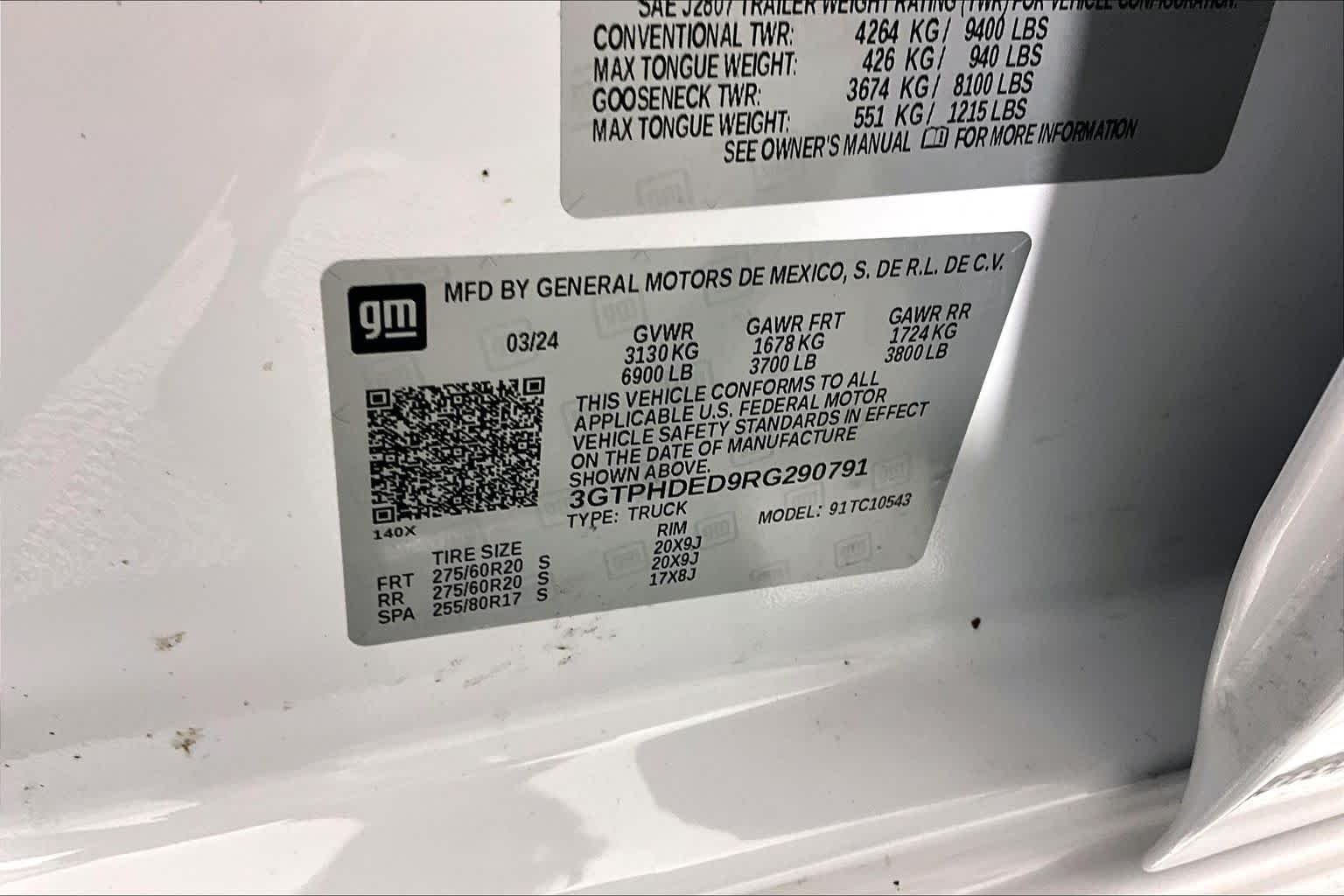 Used 2024 White Frost Tricoat GMC SLT image 33