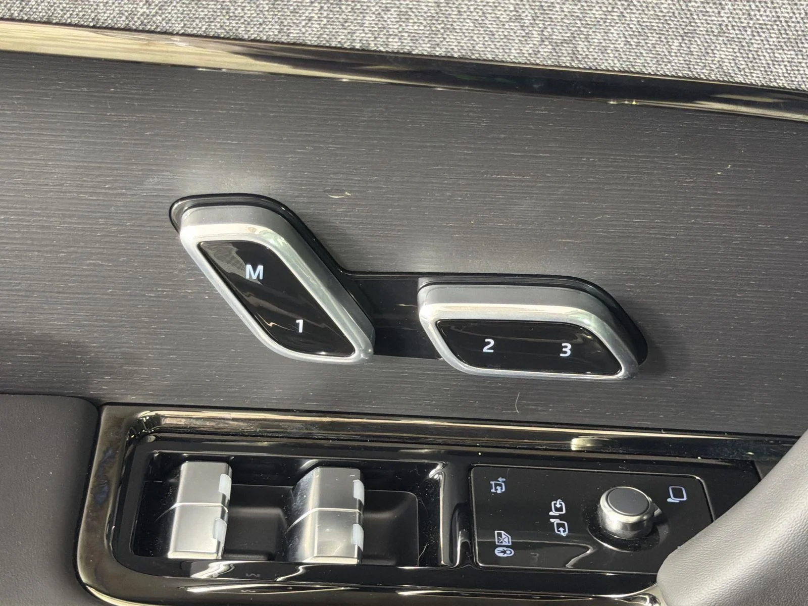 New 2026 Santorini Black Land Rover Dynamic SE image 24