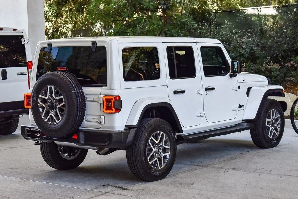 New 2025 Bright White Clear-Coat Exterior Paint Jeep Sahara image 6