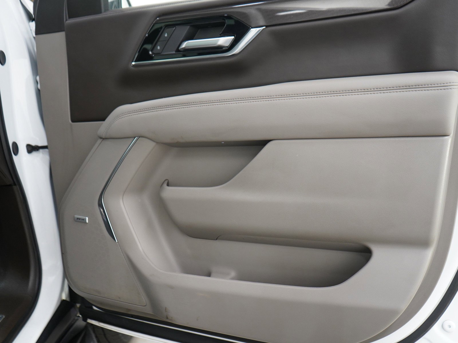 Used 2025 Summit White GMC Elevation image 9
