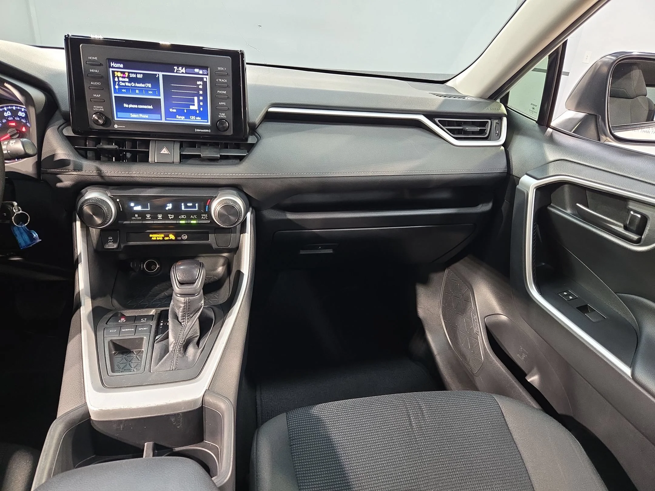 Used 2022 White Toyota LE image 11