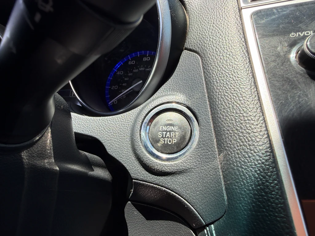 Used 2018 Ice Silver Metallic Subaru Limited image 19