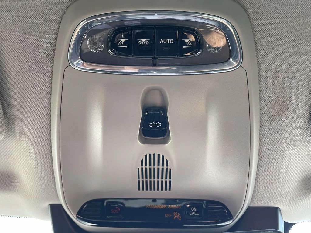 Used 2020 Bright Silver Metallic Volvo Momentum image 22