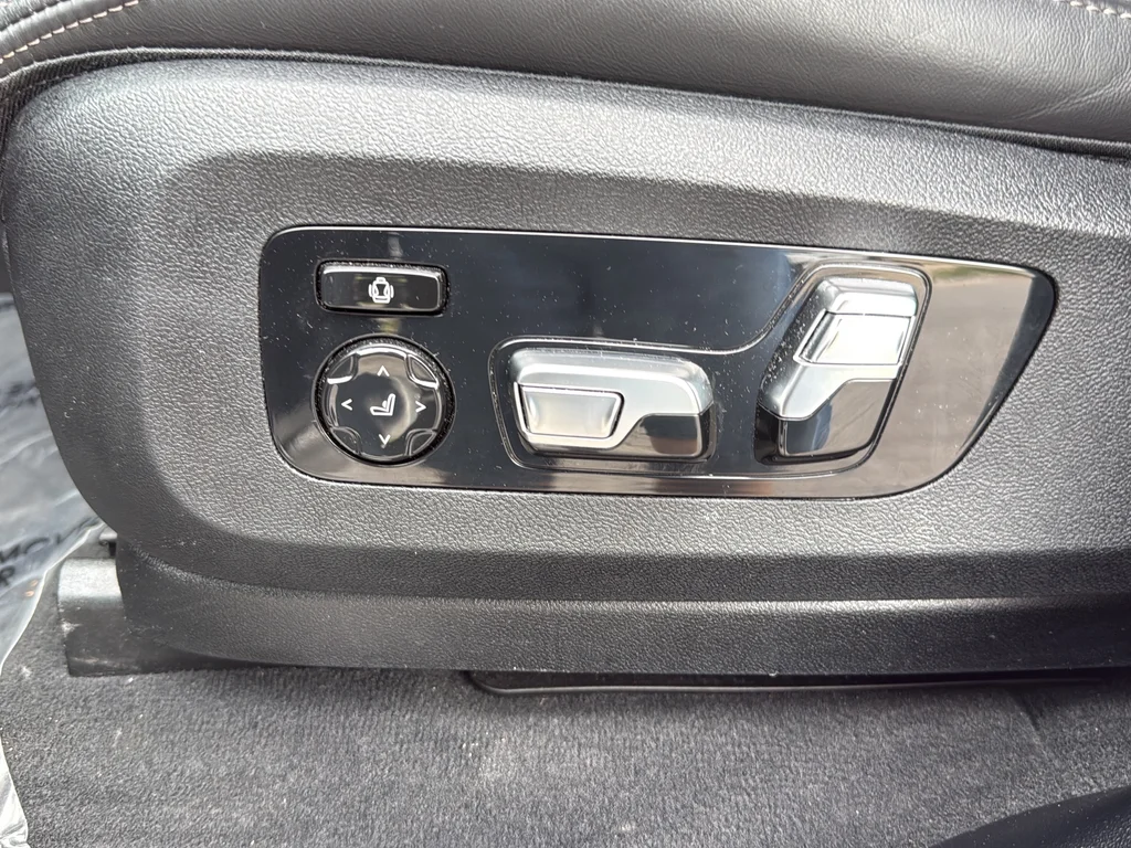 Used 2026 White BMW xDrive40i image 18