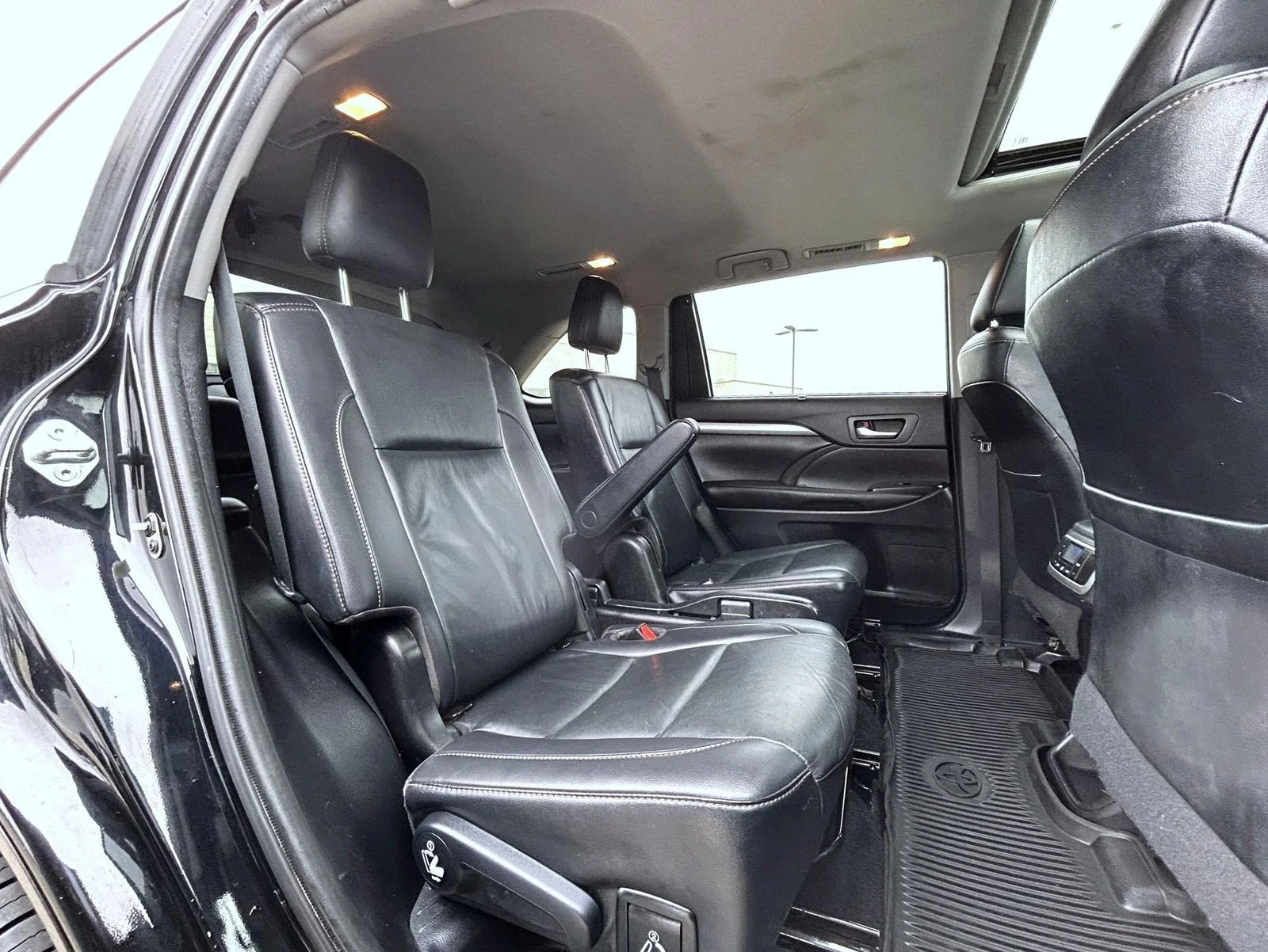 Used 2019 Black Toyota XLE image 18