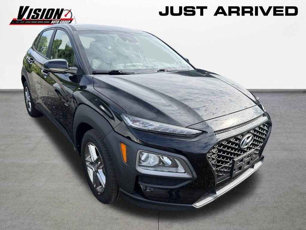Used 2020 Black Hyundai SE image 3
