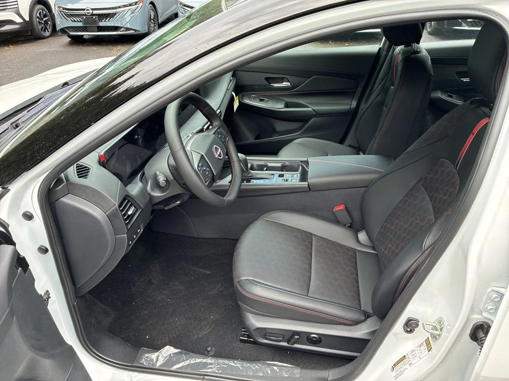 New 2026 Aspen White TriCoat / Super Black Two-tone Nissan SR image 18