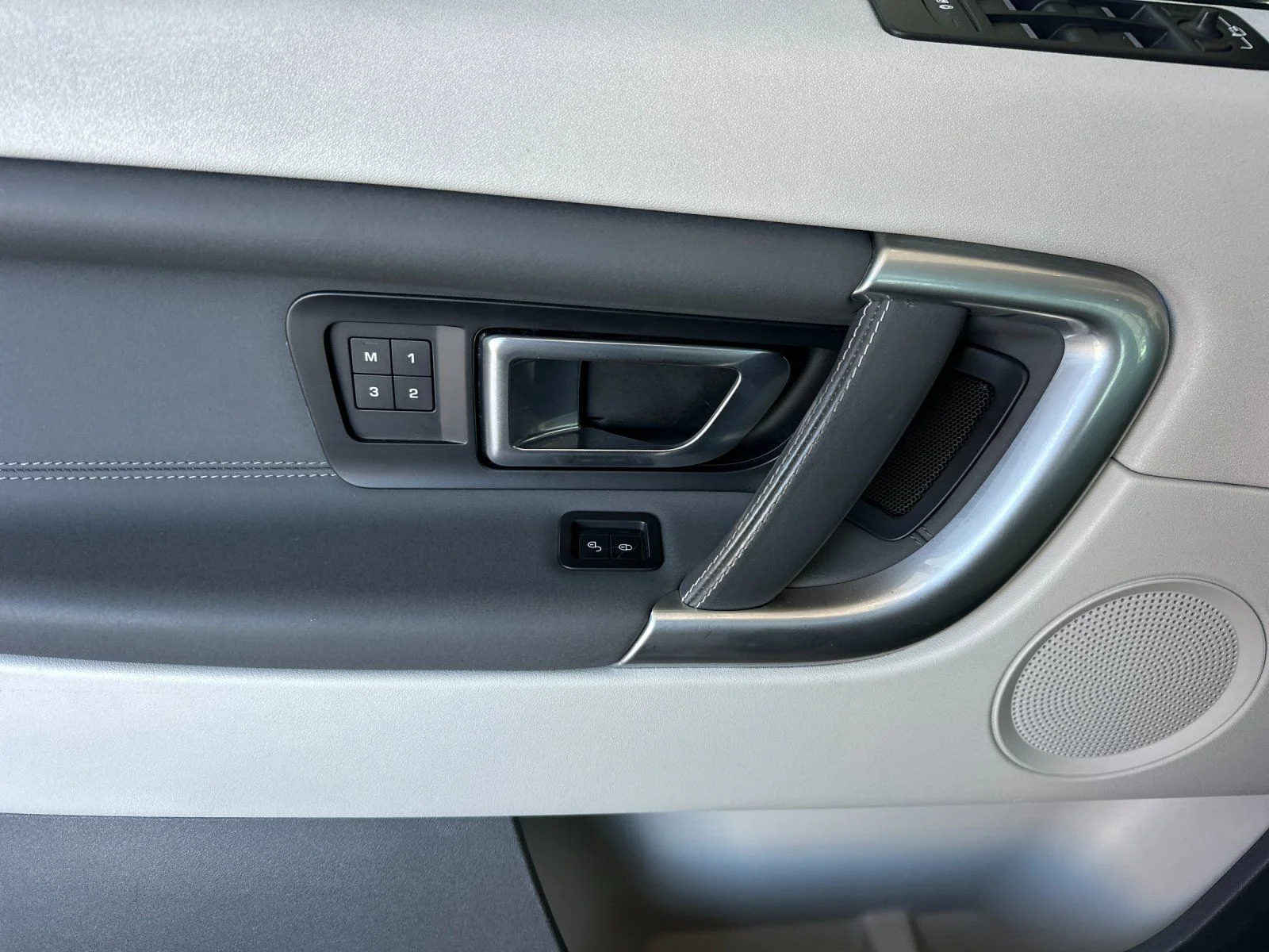 Used 2018  Land Rover HSE image 10