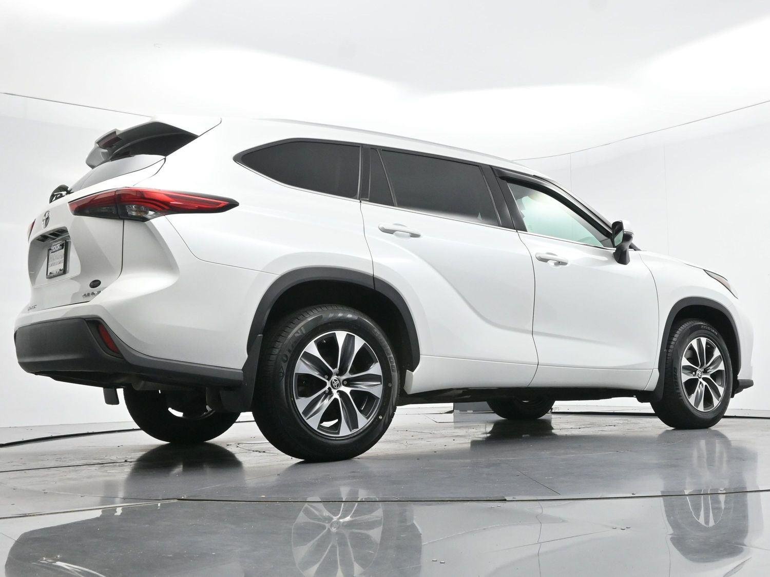 Used 2022 Wind Chill Pearl Toyota XLE image 58