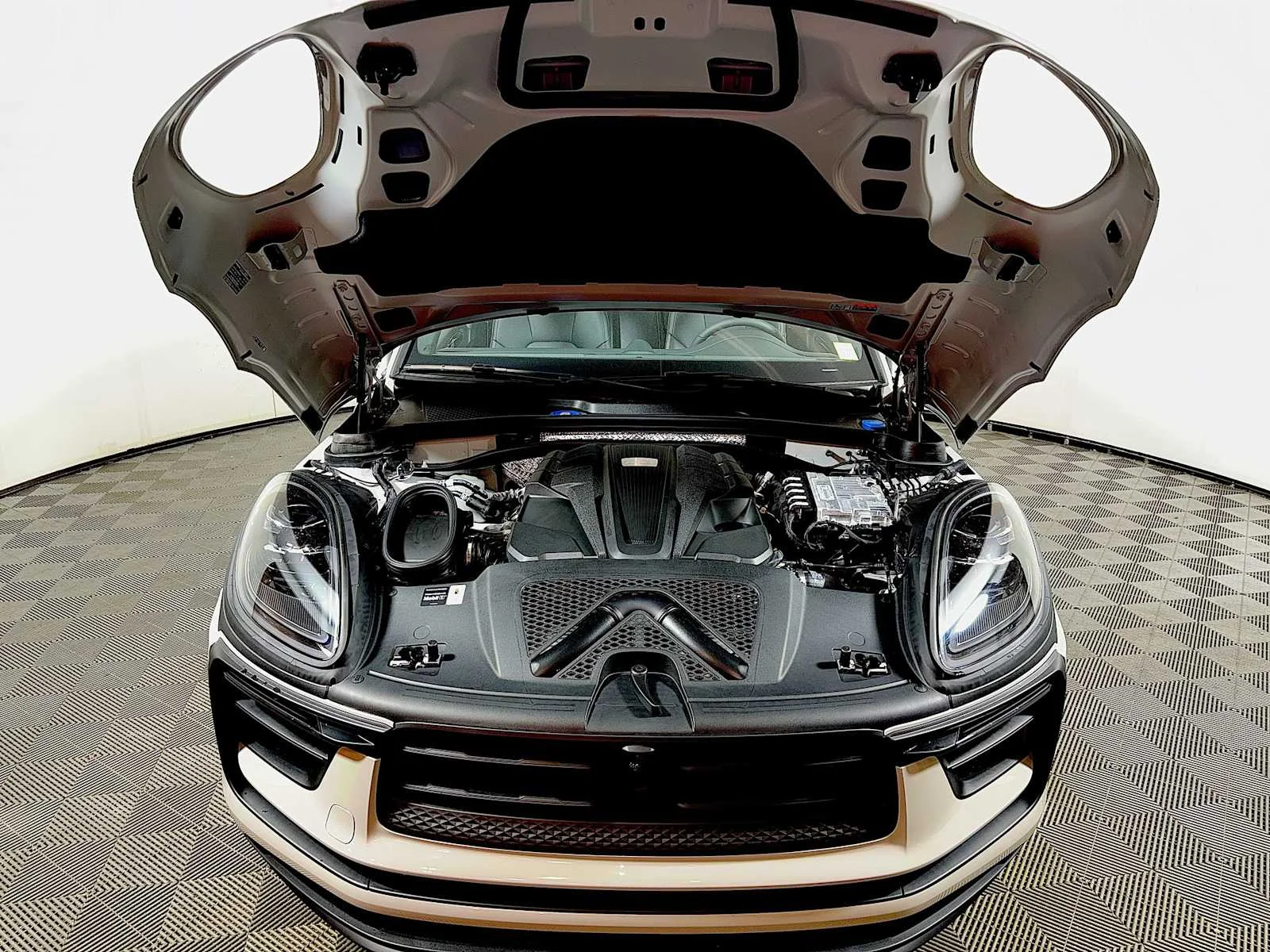 Used 2026 Chalk Porsche S image 31