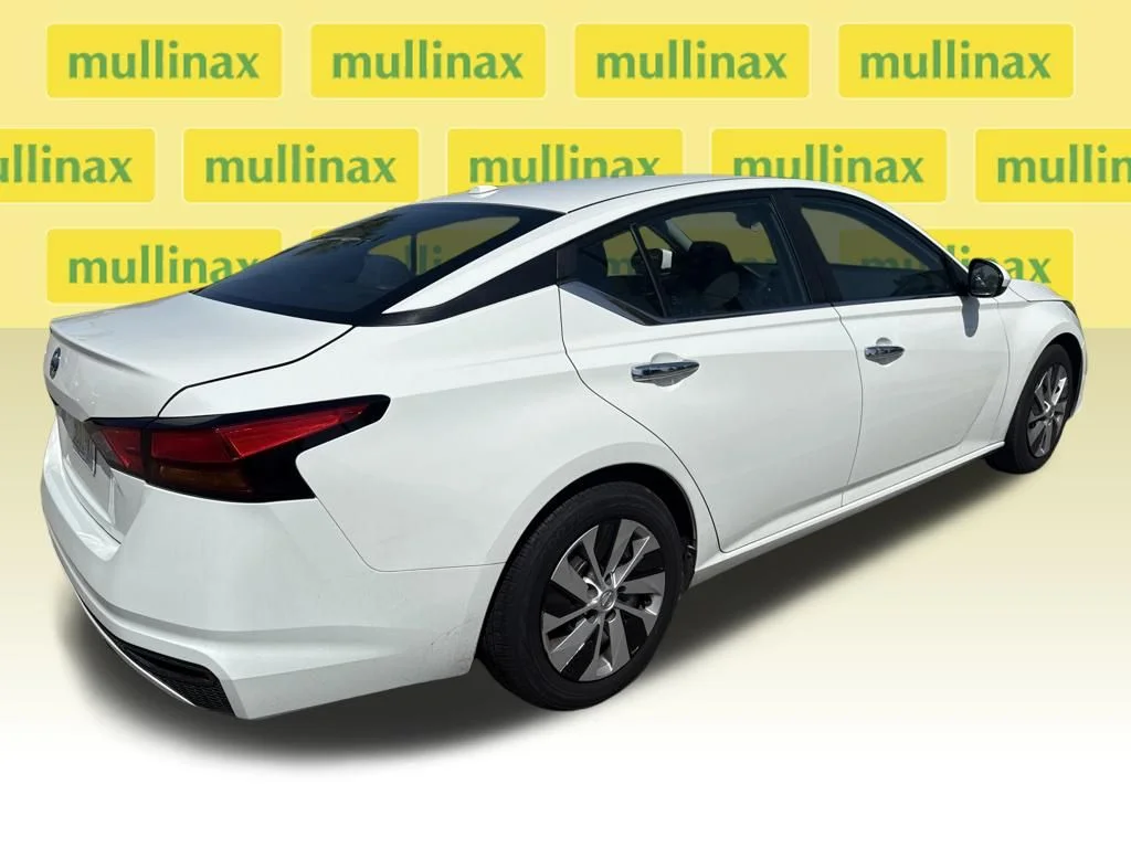 Used 2020 White Nissan 2.5 S image 3