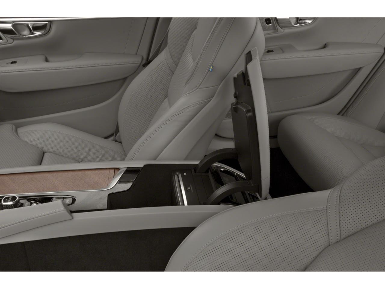 Used 2018 Crystal White Pearl Metallic Volvo Momentum image 9