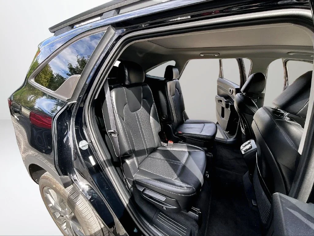 Used 2023 Black Kia X-Line EX image 28