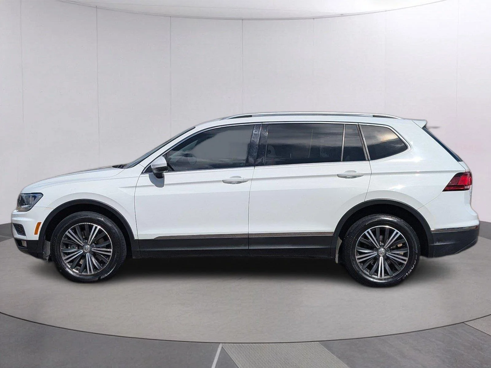 Used 2019 Pure White Volkswagen SEL image 2
