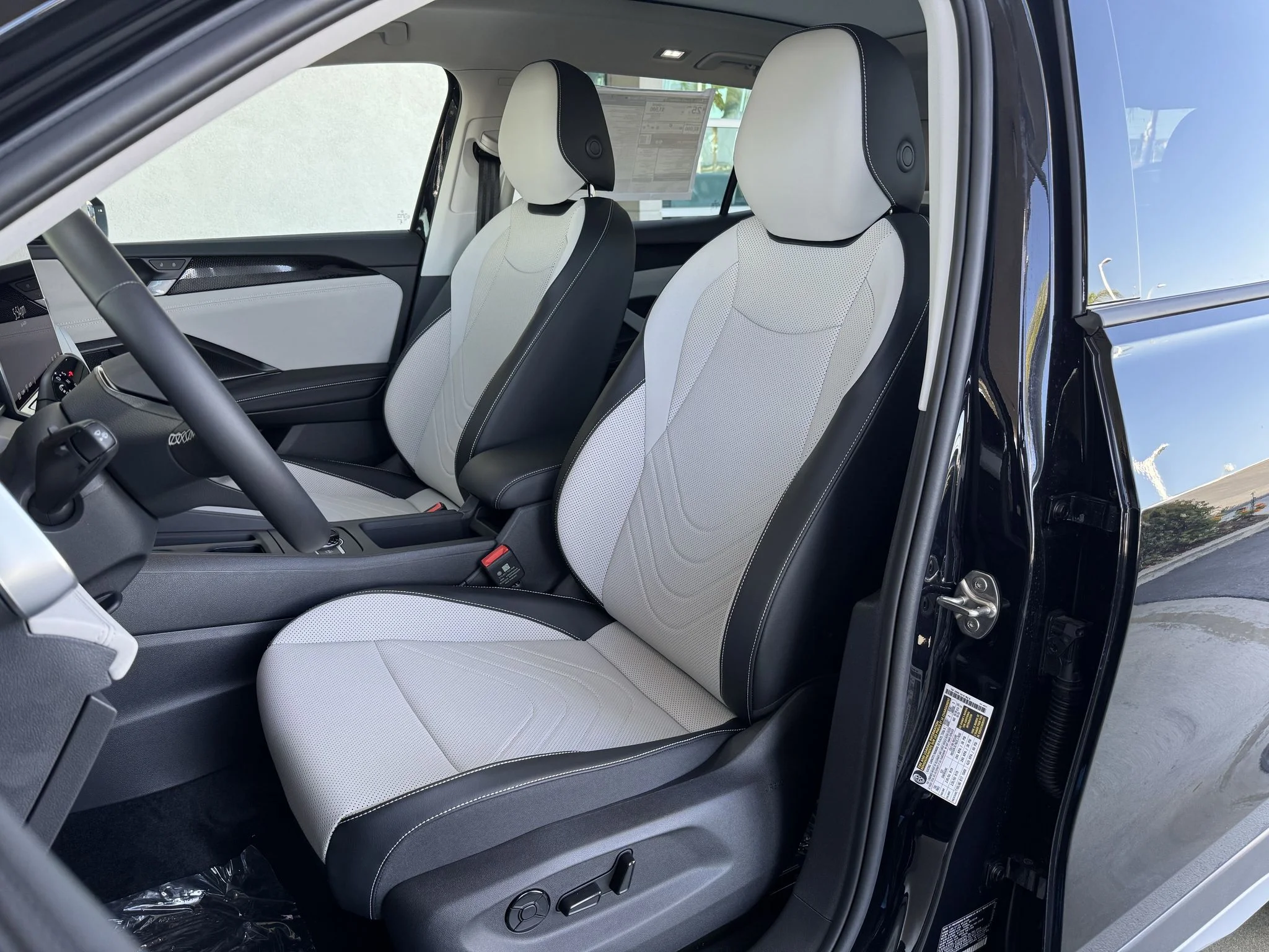 New 2026 Deep Black Pearl Volkswagen SE image 13