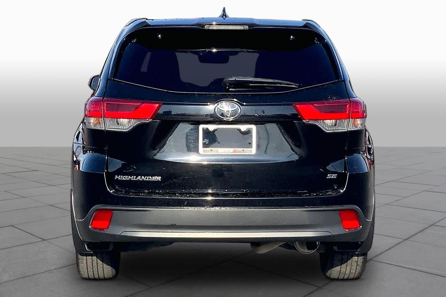 Used 2018 Midnight Black Metallic Toyota XLE image 5
