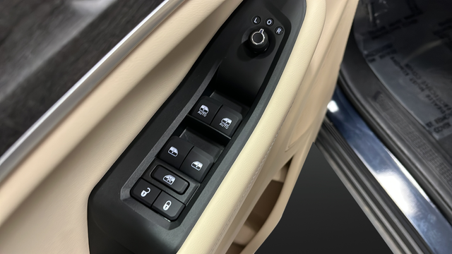 Used 2024 Midnight Sky Jeep Limited image 21