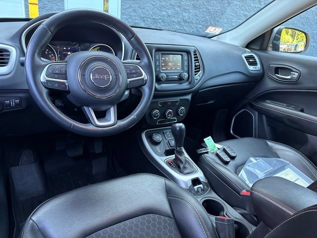 Used 2018 Billet Silver Metallic Clearcoat Jeep Latitude image 13