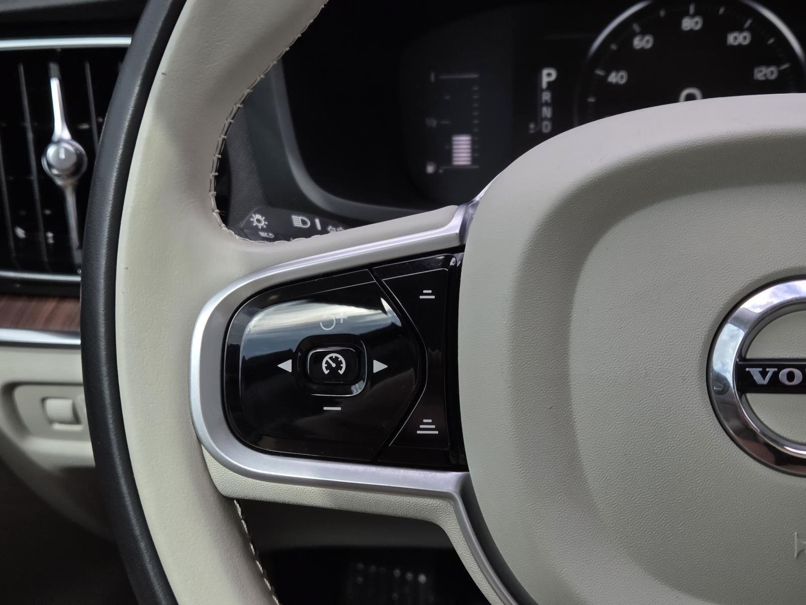 Used 2019 Crystal White Pearl Metallic Volvo Momentum image 20